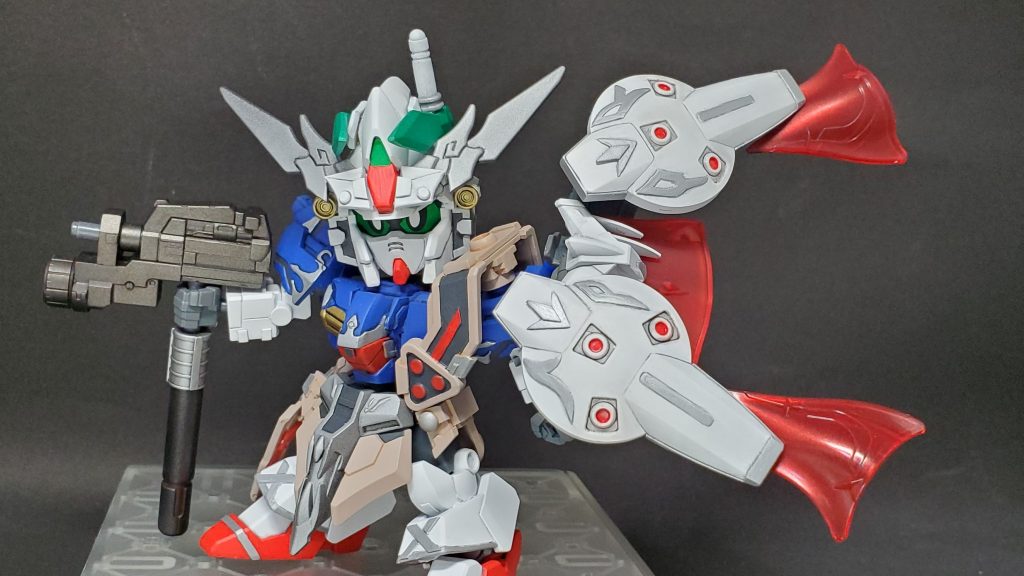 アグストゥスらしさの表現として・月桂冠 ・左肩から腰をトーガ(ローマ時代の普段着)風に・シーザーと同じく装飾は金で塗らない・シーザーと同じく足元はサンダル(カリガ?)風・戦闘は苦手・SPQRの文字(体のどこかにあるので探してみてね)・赤いマントといったところを意識しています。諸葛亮の非戦闘キャラっぷりが好きなのでまねをしたかったのですが、そういう意味でもアウグストゥスは割とはまっているんじゃないかなと思っています。自分が戦わずに周りの人を強化して代わりに戦わせるのが基本スタイルです。 最低限の武器として杖が銃に変形しますが射撃もほとんど銃任せという感じです。