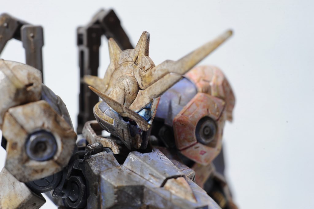 ガエリオがひざまずく。アインの復讐心を利用していたことは否定できない。ましてや、アインが果たしたかった復讐はマグギリスではなく、鉄華団だった。「だが、マグギリスは悪魔に魂を売った!」「それはあなたも同じだ」ついにアインの顔も崩れ、脳と心臓だけになる。それでもアインの声が聞こえてくる。