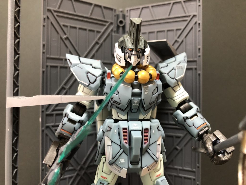 長らくコトブキヤのカスタマイズヘッドが気になっていて、今回ガンプラとミキシングできないか試してみました(≧∀≦)ベースはリアルロボットですが、スーパーロボットの匂いも感じますね。