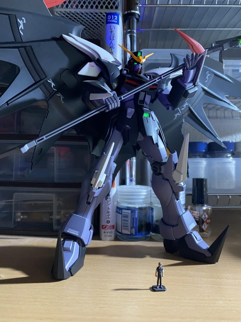 今回もブラックライトでセンサー類が光ります。まぁそんな感じで、エンドレスワルツの機体が揃いました!!全部並べてやろうかと思いましたが、今の棚とか撮影ブースだと全く収まらないので、その内ちゃんとショーケース買おうと思います。