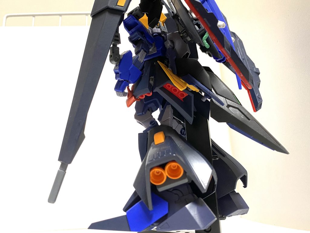 ギャプラン　脚部ガブスレイ　腰部スラスター推進機は上記2部分に加え、ギャプランのムーバブル・シールド・バインダーに集約され、背部バックパックに集約される一般的な方式とは異なる為、扱いが難しい。下から見上げるアングルでチラ見出来るノズルが好き