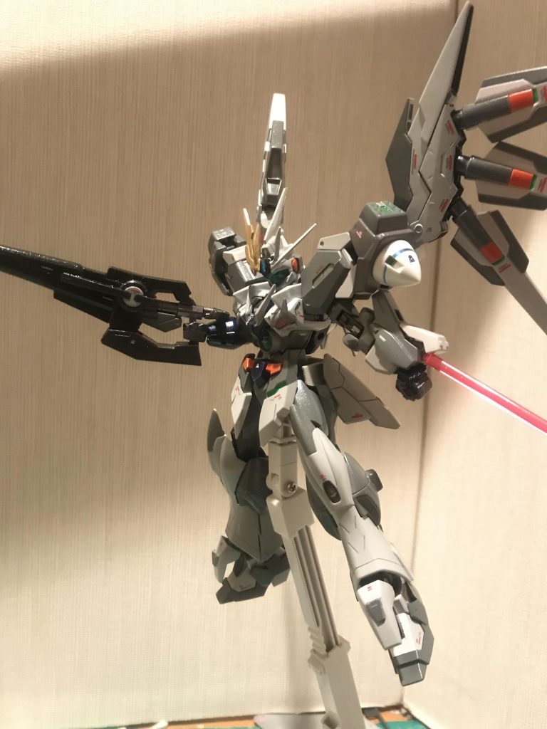 GNセレーネ。コアとなるアルテミスにセレーネアーマーをドッキングした形態。アルテミスのGNドライブと合わせて3機のGNドライブを運用。大型化しても機動力と防御力が格段に向上。両肩のGNステルスフィールド発生装置により敵のレーダーを広範囲に遮断が可能。両肩のコーン型スラスターはGNフィールドを生成し物理攻撃、ビーム兵器を無効化。