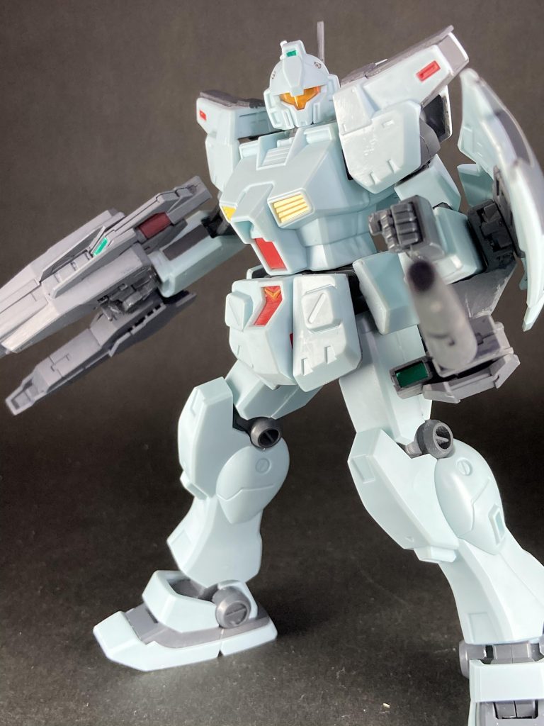 サブ武装。ロングビームキャノン。シールド保持のアタッチメントに取り付ける形で装着する武装。ビームバズーカと比べ取り回しが難しいものの命中精度、火力の点で上回る。尚シールドは扱いが難しいと判断され、少し小型となっている。(肩干渉が無い範囲まで削っています。)