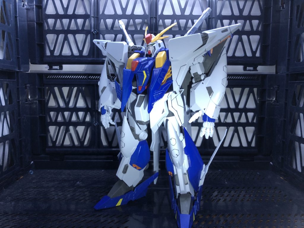 改造箇所としてはフェイスパーツ、後頭部、胴体アンテナ、ビームサーベルラックの根元だけ全体的に青パーツをほぼ全てMr.colorのブルーで塗装。