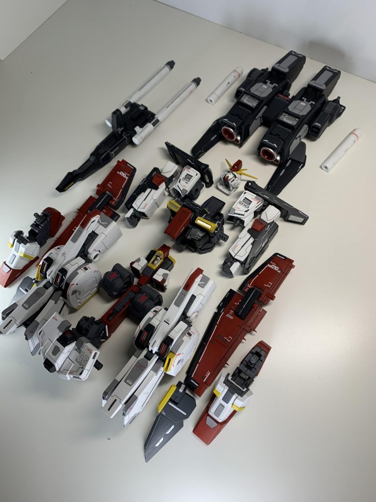 デカールは付属の物を全て使用し、他のデカールも一部追加しております。トップコートはつや消し、バーニアや自作排気ダクトとかは艶ありにしてます。各所にプラ板にて追加装甲を作成してあります。この写真では見えませんが特に肩パーツが大幅に改修してます。