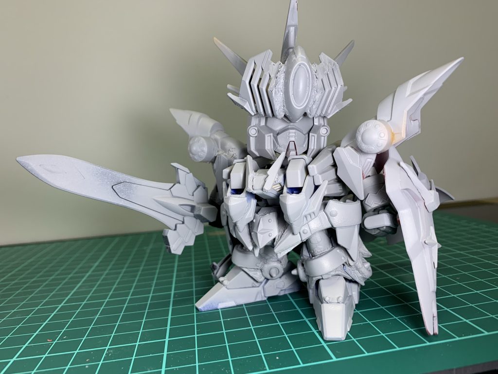 制作当初はシンプルにΞガンダムだけの騎士化を目指してましたが、いざ形にしてみるとメカデザイナーさん的にも天のゼオライマーにしてみるという案も浮かびました。が、それだと著作権諸々で模型コンテストやGUNSTAさんにも投稿できなくなるので没に😅そこで「天凱王ならゼオライマーもクスィーも両方取り入れられるのでは?」てな感じでざっくりとイメージが固まりました。