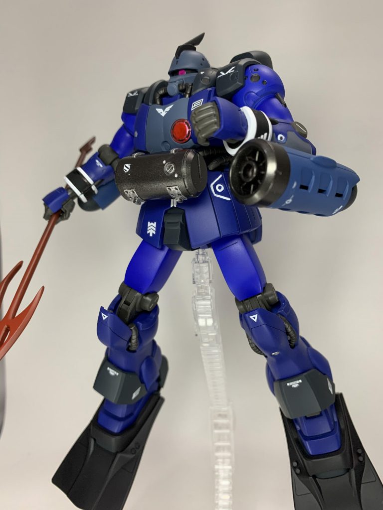元々あった爪を取っ払ったら腕周りが寂しくなったのでRGズゴッグの背中のやつを試しに付けたらドンピシャだったので採用しました。移動中は腕のタービンで高速移動、海中戦闘では前方に水流を出して敵にいじわるする感じのイメージです。