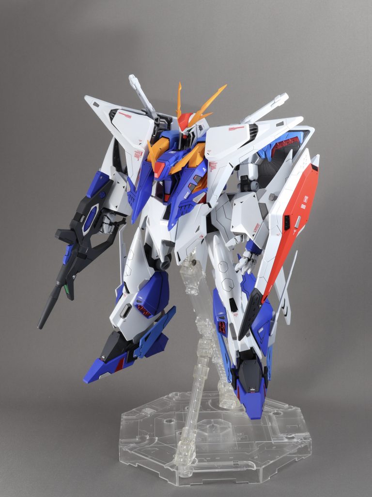 シャープ化を行ったくらいで、スジボリ等はしていません。HGでは珍しいと思うのですが、装甲裏が別パーツになっているので、塗り分けの手間が省けて良かったです。