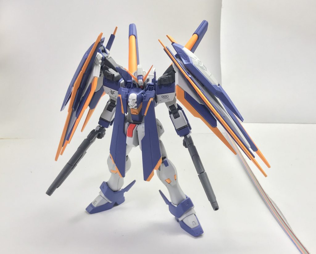 正面。ダクトは原型機となるX0のものを引き継いでいるが、アンテナはX1のものに置き換えられている。最大の特徴はフルクロスユニットを接続するユニットを介して接続されたダブルオークアンタのバインダーである。