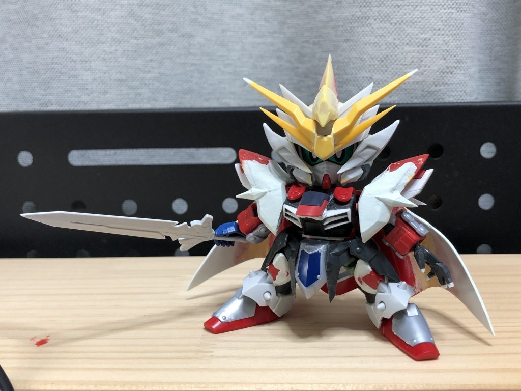 HGプロヴィデンスが売ってないことと、組んでいたらどうしてもフリーダムにしか見えなくなったので方向転換。