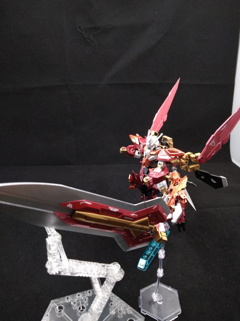 アグニードイグニスタとインフリートを複合させる事で生み出す大剣重さが重さなだけに通常では振り回す事は不可能でヴァルカノンによる操作が必須となる