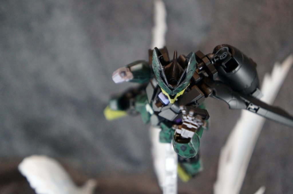 敵との間合いは瞬きも許さないほどのスピードで詰めていく。特に接近戦においては右に出るものがいないため、圧倒的である。