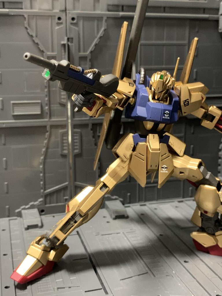 ビームライフル。ネイビーとゴールド部はガンダムマーカーで塗り分けています。きっちり塗り分けてると武器もかっこよさが増しますね。