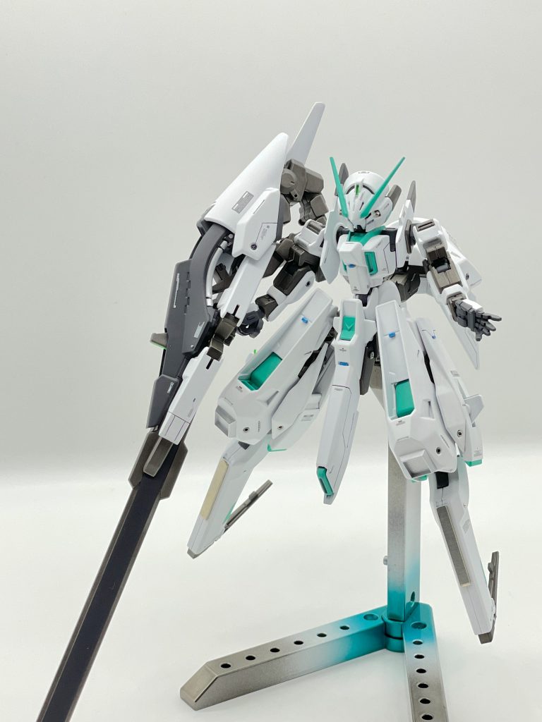 パネルライン、メタルパーツ、デカールでディテールアップしています。ブルーチップがイイ感じのアクセントになりました。付属のスタンドはグラデーションカラーでキレイめに塗ってみました。