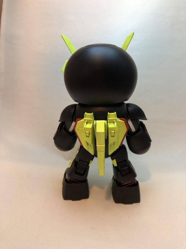 背中。バックパックは何か見たことある。バックパックの奥にボタンを隠しています。バックパックを押すと音声がなります。