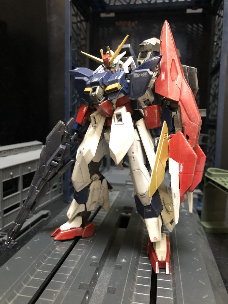 バーン！カザミ「全然踏まえてねえええーーー！！」oyz「ゼータフェイクアーマーだっ！」カザミ「完全にゼータだよコレ！！AGE１０周年はどうしたよ！？」oyz「コレ終わったら取り組みます。」カザミ「だったら踏まえてとか言うんじゃねえー！AGEファンにあやまれえ！」oyz「ハイ。先走ってすみませんでした。m(_ _)m」カザミ「全くよお...。どーなってんだよ。」oyz「ホントですね。」カザミ「もうボケんじゃねえぞ。お腹いっぱいだからな！」oyz「じゃあゼータフェイクアーマーの紹介をば。」カザミ「今までで、いちばん意味のない前置きの話だわ。室長、なんで急にコレ作ったんだ？」oyz「えーとですね、先日ミーティアを入手して、ユーラヴェン入手して、イラスト見てミーティアアーマー作ったのはご存知でしたよね？」カザミ「ああ。」oyz「で、ユーラヴェン見てて思ったんですけど、シールドの形状ゼータっぽくないですか？」カザミ「ゼータっぽいな。」oyz「ライフルの伸縮ギミック、ゼータっぽくないですか？」カザミ「ゼータっぽいな。」oyz「脚のパーツのシルエット、ゼータっぽくないですか？」カザミ「ゼータっぽいな。」oyz「コアガンダムⅱのフェイス、ゼータっぽくないですか？」カザミ「ゼータっぽいな。」