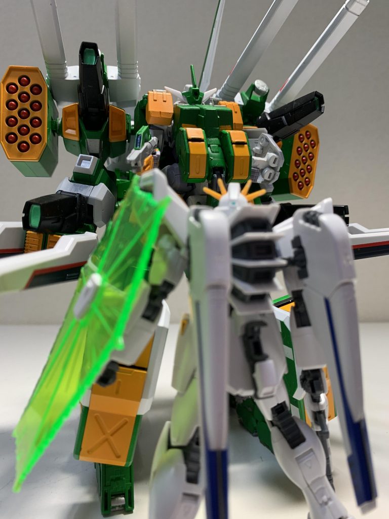 大きさに圧倒されるF91君。いい具合に大きさが比較できてお気に入りの一枚です。