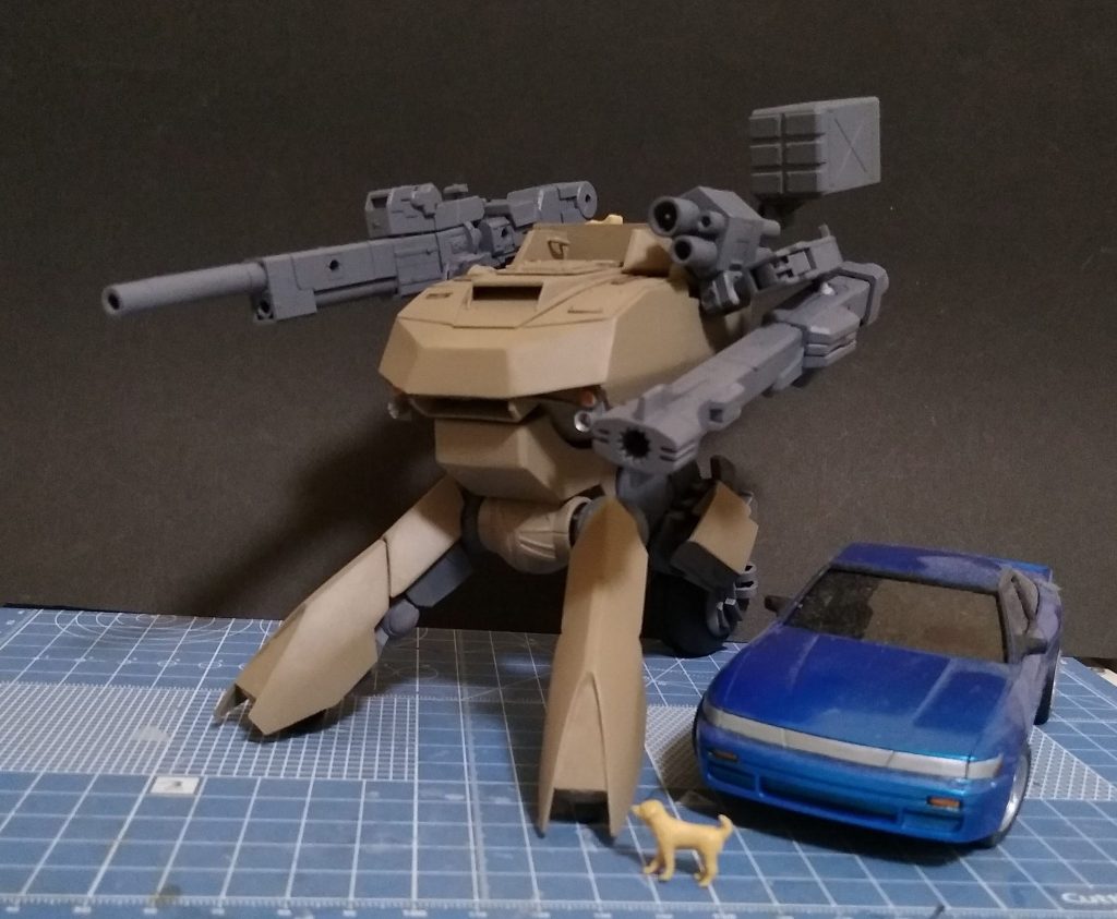 1/32の乗用車と並べてみた図。結局劇中イメージよりだいぶでかくなってしまいました。確かひょいひょい飛び乗ってた気がします。最後までご覧いただきありがとうございました!