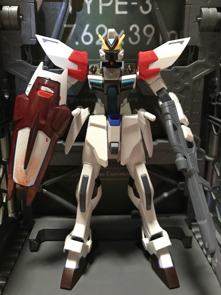 ザフトとの対MS戦闘で思うように成果が上がらないウィンダム。その強化案としてかつての大戦で活躍した後期GATシリーズに白羽の矢が立つ。後期GATシリーズは既に少数生産機として派生型や再生産機を使用した装備変更機などが存在したが、量産型を「自称」する機体を 含めいずれも採算を度外視した高級機であり製造元の国防企業連合体としては開発に費やしたコストを何としても回収したかった。そこで彼らは3機種そのものをデチューンするのでは無く現行主力機であるウィンダムをベースに簡易ストライカーパックとして前線へ供給する事で主力機の性能向上と、ある意味では金食い虫同然だった3兵器の量産が同時に達成出来るとし開発がスタート。