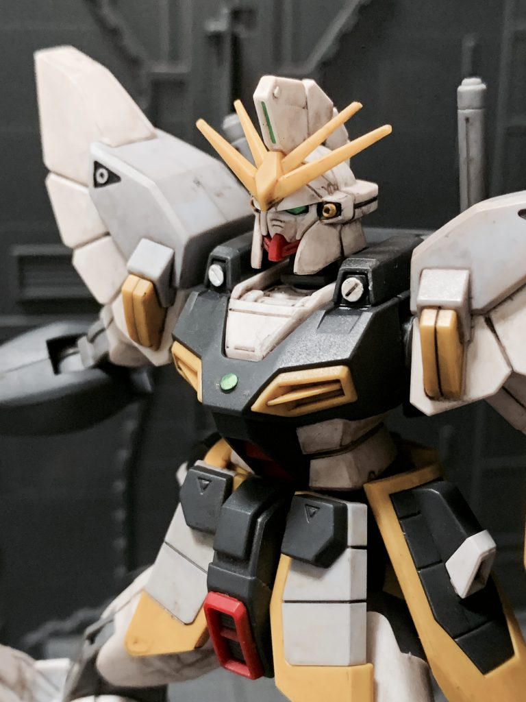 バストアップ。ヘッドバルカンとホーミングミサイルが装備されています。