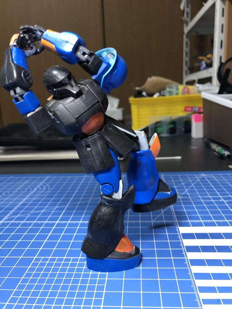 ホントに当時としては良く動くガンプラだと思います。何で見たか忘れましたが、肘関節をザクⅡに移植させる作例があった様な気がします。