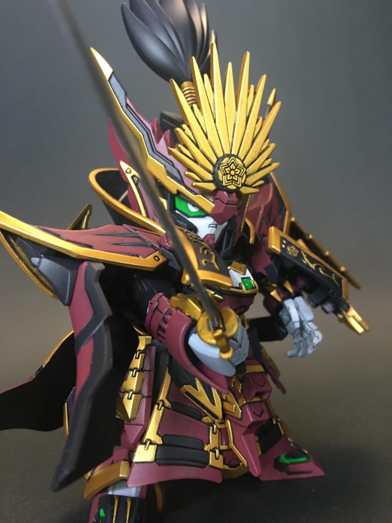 【愛刀 へし切長谷部】武器含め、各部をシャープ化。左手はポージングの幅を広げるため、MSGから。瞳は、SDの敵ではお馴染みの睨み目に!白いシールを切り出して貼り付けてます。