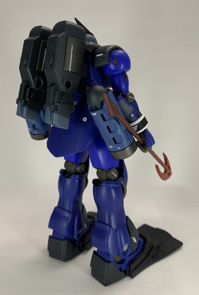 素立ち背面。自分のこだわりでガンプラは色変え+多少のオリジナル要素を入れて製作しています。今回は武装にオリジナリティを出しました。