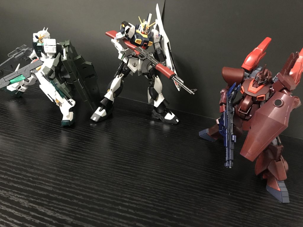 νsガンダムは大型ソードを置き、何かを閃いたかのように2人を集め…νsガンダム「これでどうですか？」二人の耳元へ小さく話しかけるディジェ「なかなか危険だな…俺たちの扱いよ」その時何かが動く音がする…サバーニァー「何！？世界の危機か！？」サバーニァー「終わったか！？ついに連載が！？」ディジェ「展開が早いんだよ！？」νsガンダム「主人公なのに大した活躍してないぞ！？」突然メタイ事を話しだす3人やめてください