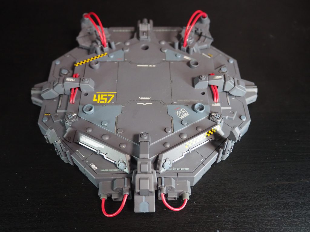 今回の機体は浮くこと前提で作っていたので、初めて市販のアクションベースをベースに土台をオリジナルで制作しました、着いてるパーツのほとんど実はハイゼンスレイラーIIの余剰パーツなんです(笑)ですがうまいことまとめれたおかげでオリジナル感のある土台に仕上げれました✨