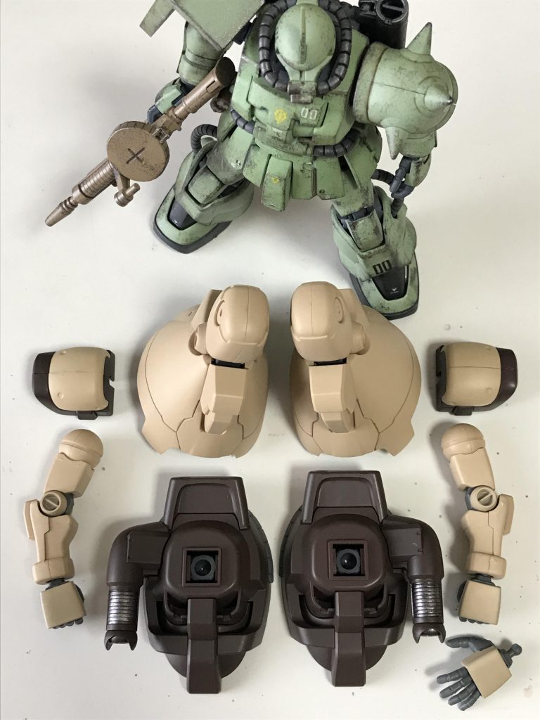ビッターさんに見守られながらの着工です。成形色がいまいちに感じ、タンとマホガニーをメインにほぼほぼ全塗装コースです。