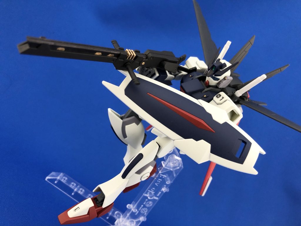 エネルギーを機動力に回すために、ビームライフルを実弾式のレールガンに換装しています。こちらはグラハムフラッグのものをそのまま使いました。