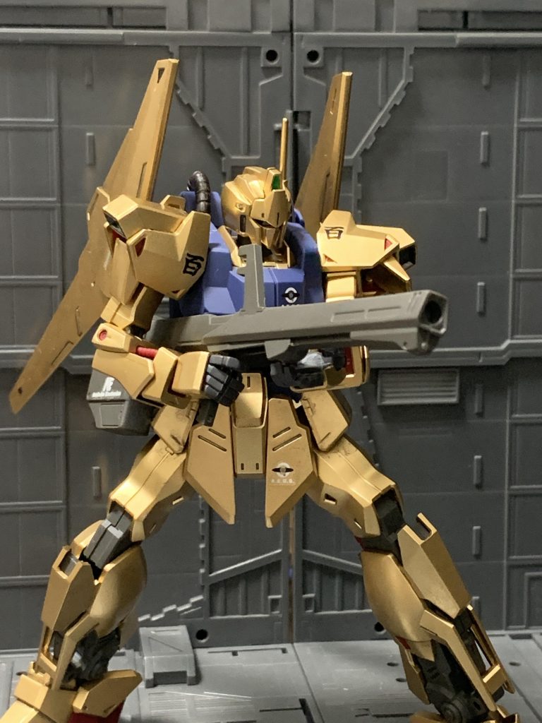 クレイバズーカ。百式はこの武装のイメージが強いです。脇に構えて待たせたいのですが、少々待たせにくいのが難点です。