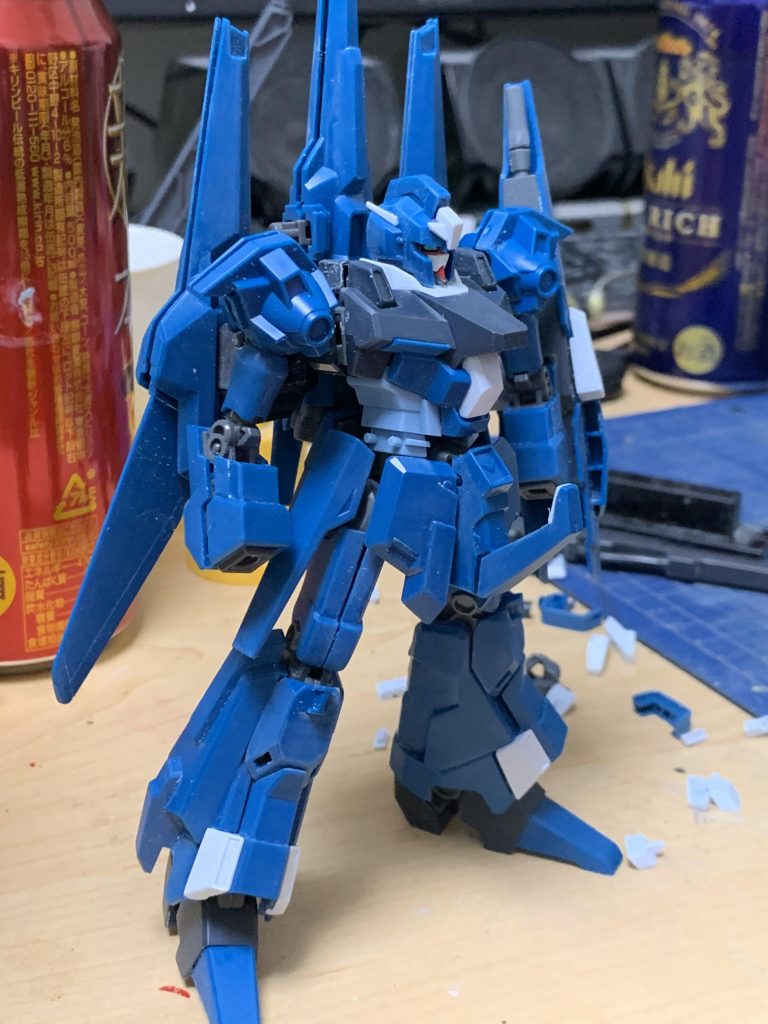 シールドの裏、そういう造形かと思ってたんですががっつり肉抜きだったんですね〜塗り終わってから気づいたので、急いでプラ板で蓋作ってリカバリしました。この時点では股間が元のまま、アンクシャもそうでしたがなぜこの形に！w変形した時にシールドがしっくりとハマるからありなんですけど、MS時は畳まれるとかあってもよかったんじゃないですかねー？単純に取って平にすればいいやと思ったのですが、これまたHGUCゼータが転がっていたのでゼータ股間に変更しました。