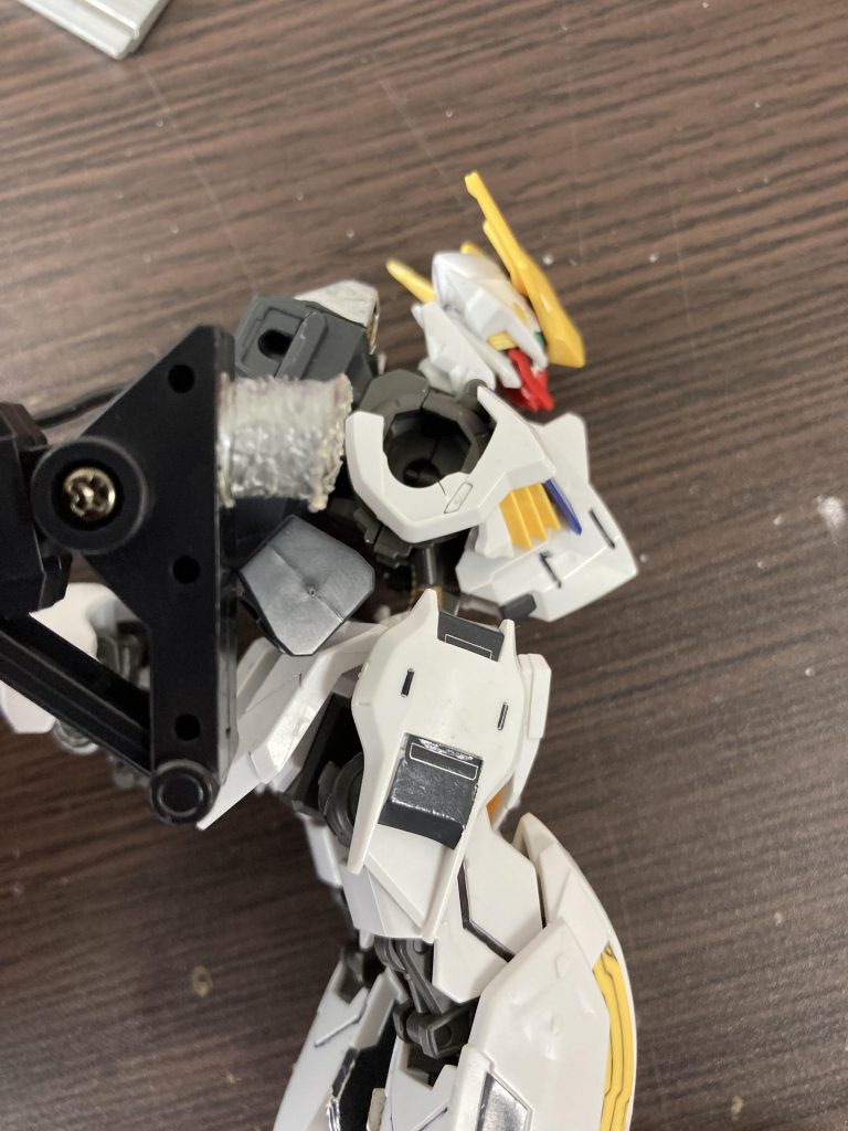 でかい穴ができるので、そこに合うようアクションベース2の軸をガムテで太らせました。…三日月・オーガスに有給を取らせましょう。