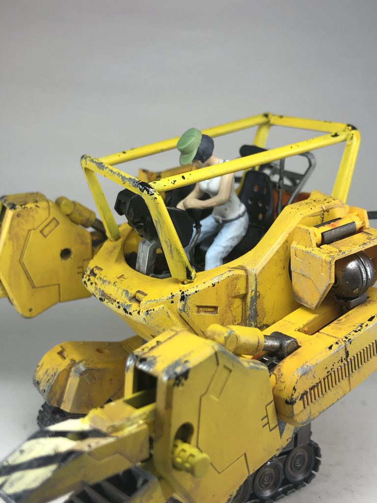 乗組員は元ネタイメージで女性に1/35サイズの『OBSOLETE』のモノを流用し、帽子だけワッパ付属のジオン兵からいただきましたジオン兵よりちょっと姿勢が高くて、ロールバーの意味が・・・