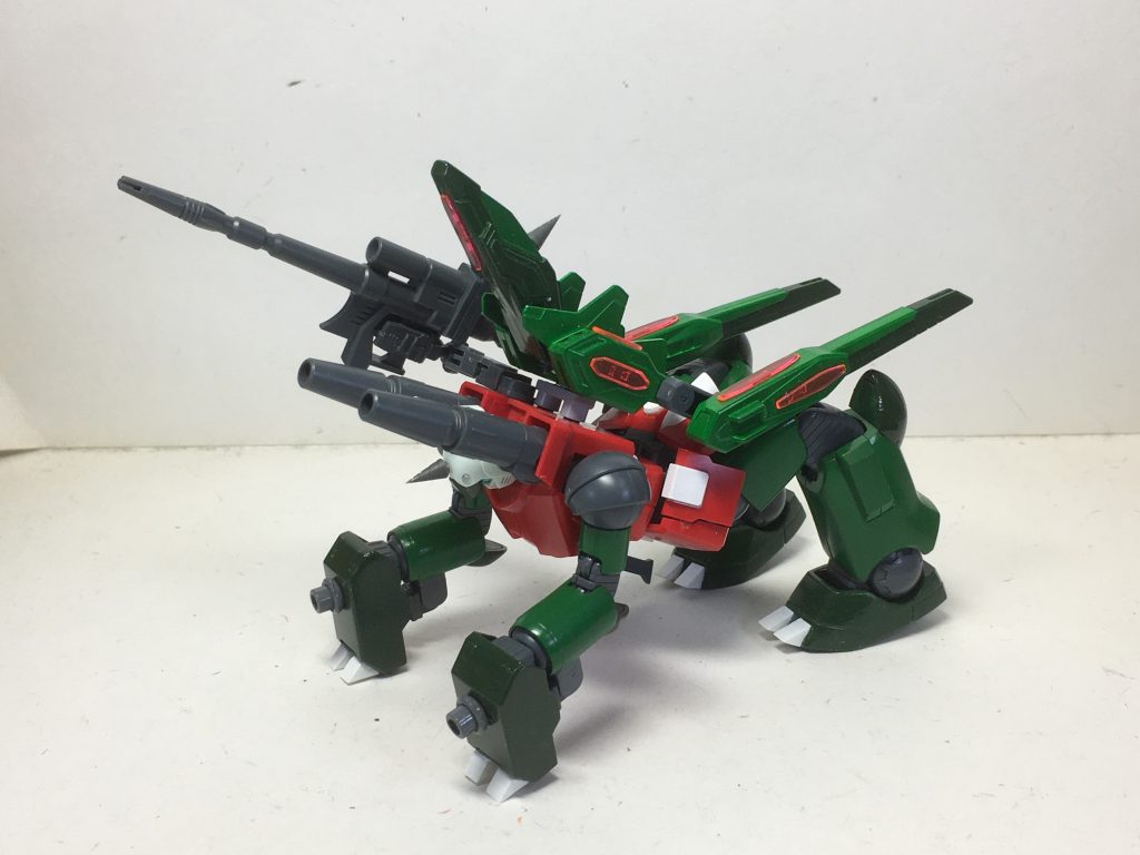 遠吠えのポーズをとって、キャノンを無理やり上側に向かせています。