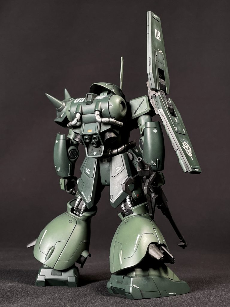 塗装はメカサフ ガンメタにガンダムカラーのグリーン。濃いグリーンの在庫がなかったので、明るいグリーンに色々混ぜて濃くしました。ウェザリングカラー マルチブラックでウォッシング。マルチホワイトでハイライトを入れています。