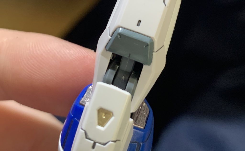 また今回はホワイトの装甲部分を水性ホビーカラーのジャーマングレーで1部塗り分けてみました。水色の部分で使ったMrカラーのニュートラルグレーとは若干色味を変えて、色の情報量を増やしてみました。