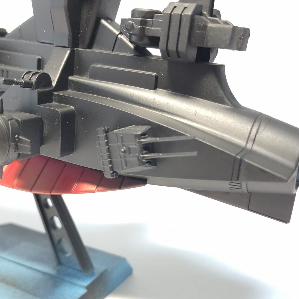 艦尾にあるオジャマ装備「連装ビーム砲」試行錯誤の末、1/700スケールの8インチ砲を使っています。