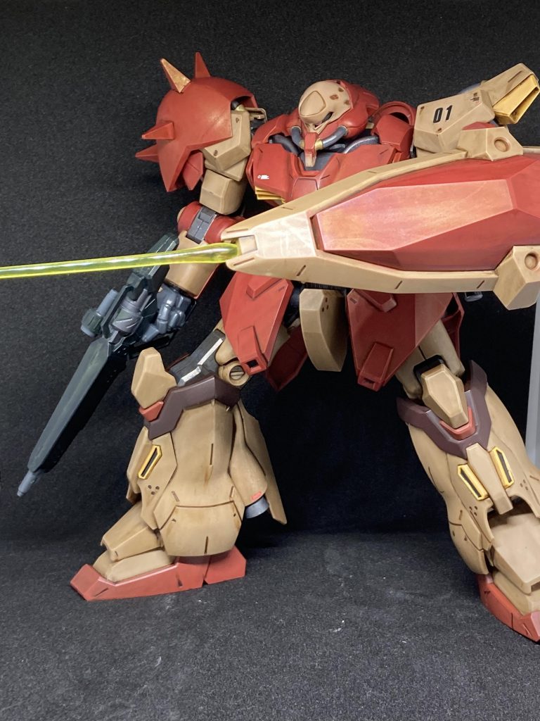 シールドにマウントしてるビームサーベルを左手では持てないだろうと感じていた問題点を、漫画版からアイディアを拝借してシールドにビームサーベルを内蔵しました。たしか、漫画版はビームライフルやったような気がしますが、ビームサーベルのほうが戦闘において使い勝手良さそうなので。