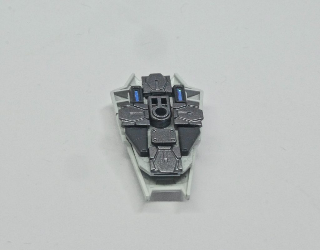 ※続きましてシールドの裏面です。「ビームシールド発生機装備型」ということで、裏面にメカメカしいディテールを作っています。主に、各社ディテールアップパーツ、HGセカンドVのパーツで構成されています。　あと地味ですが、腕に接続する用のコネクタは、過去作：デスティニーガンダムスレイプニル［グロリアス］以降から採用されたバトルアームアームズを同じく採用しています。　このシールドに限った話ではないのですが、マウント系武装の接続コネクタを統一することで、それぞれ作ってきた武装は、ひっくるめてスレイプニルシリーズ共通のオプションワークスだった、といえるようにしています。