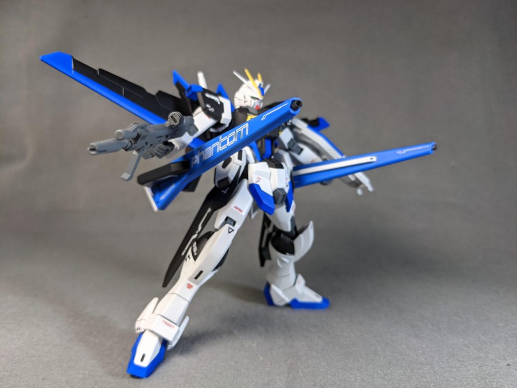 本機最大火力を誇るプラズマ収束ビーム砲「バラエーナⅢ」フリーダムに装備されていたバラエーナの後継型にあたる。威力をそのままに、連射性能と消費エネルギーを大きく抑えられている。とはいえその大型のサイズは健在であるが発射態勢でのホバリング移動安定装置としても機能する為、フリーダムの時と同様に機体本体の動きの妨げにはならないように設計されている。また、ビーム砲塔の内側に88mm大口径機関砲ピクウスⅡが装備されている。フリーダムの頭部に搭載されていたモノの強化版にあたるが口径や、バレルの長さはピクウスに比較してかなり大型である為、安定性と威力はその比ではない。ウインダムや、ダガーLなどPS装甲非搭載の機体に対してかなり有効な攻撃手段となる。