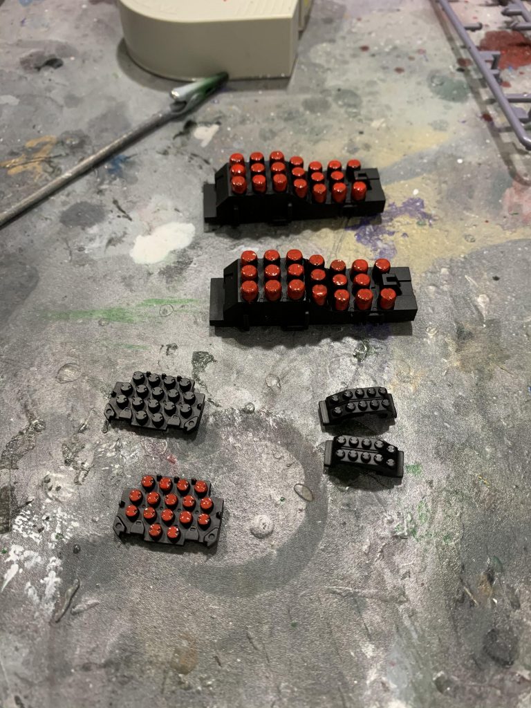 筆塗りでミサイルを塗装してた時の一枚。どなたか後学のためにこういった場合の効率の良い塗装方法をご教示いただけたら嬉しいです…