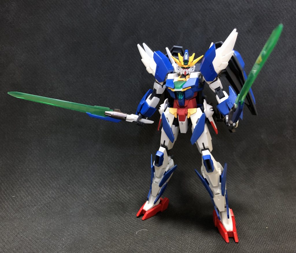 メイン武装はGNソード2振りグリップはビームサーベルとしても使用可能トランザムの使用に加えマイクロウェーブの供給で粒子を加速、出力の底上げが可能