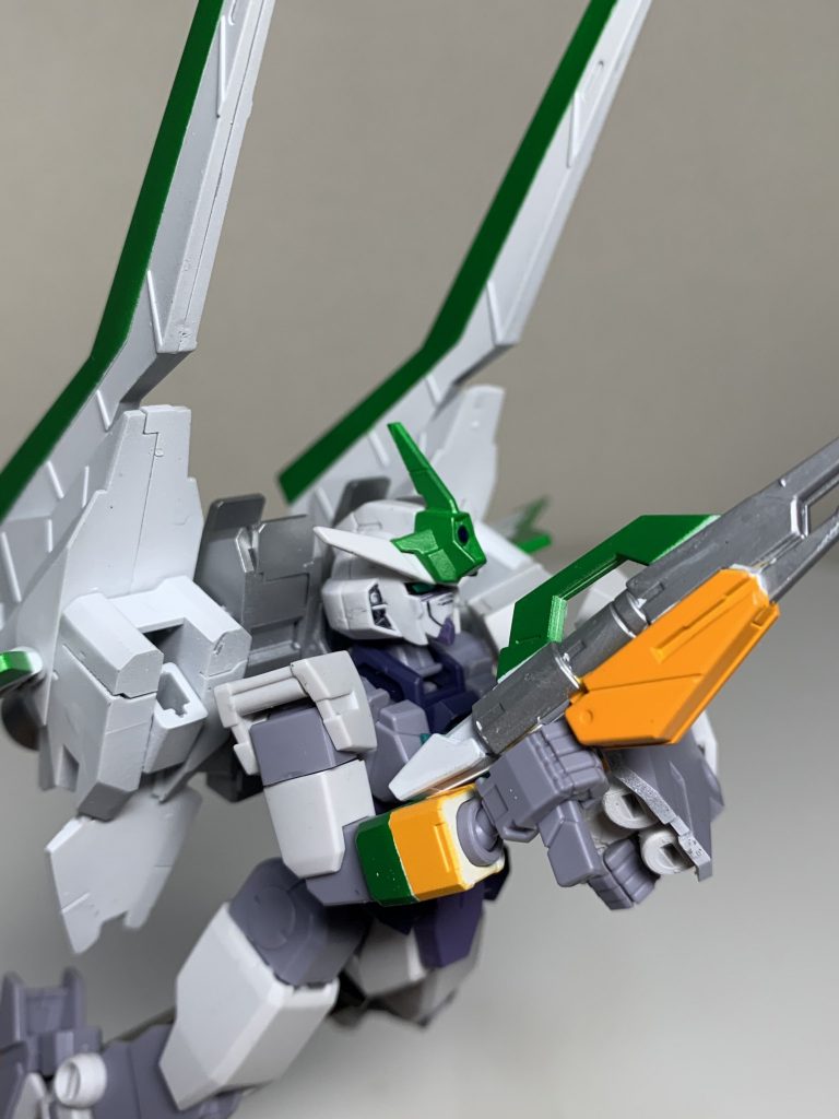 戦術は敵の集中砲火をかいくぐりながら、巨大なバックパックから得られる機動力をもって敵を撹乱・位置を把握し、後述するサポートメカがアウトレンジで砲撃をするというもの。シュタイン・コアガンダム自身とサポートメカを同時に操作する必要があるため、高度な操縦技術を求められる。