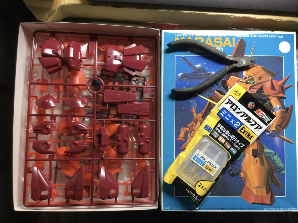 組み立てには薄刃ニッパーと瞬間接着剤を使用しました。