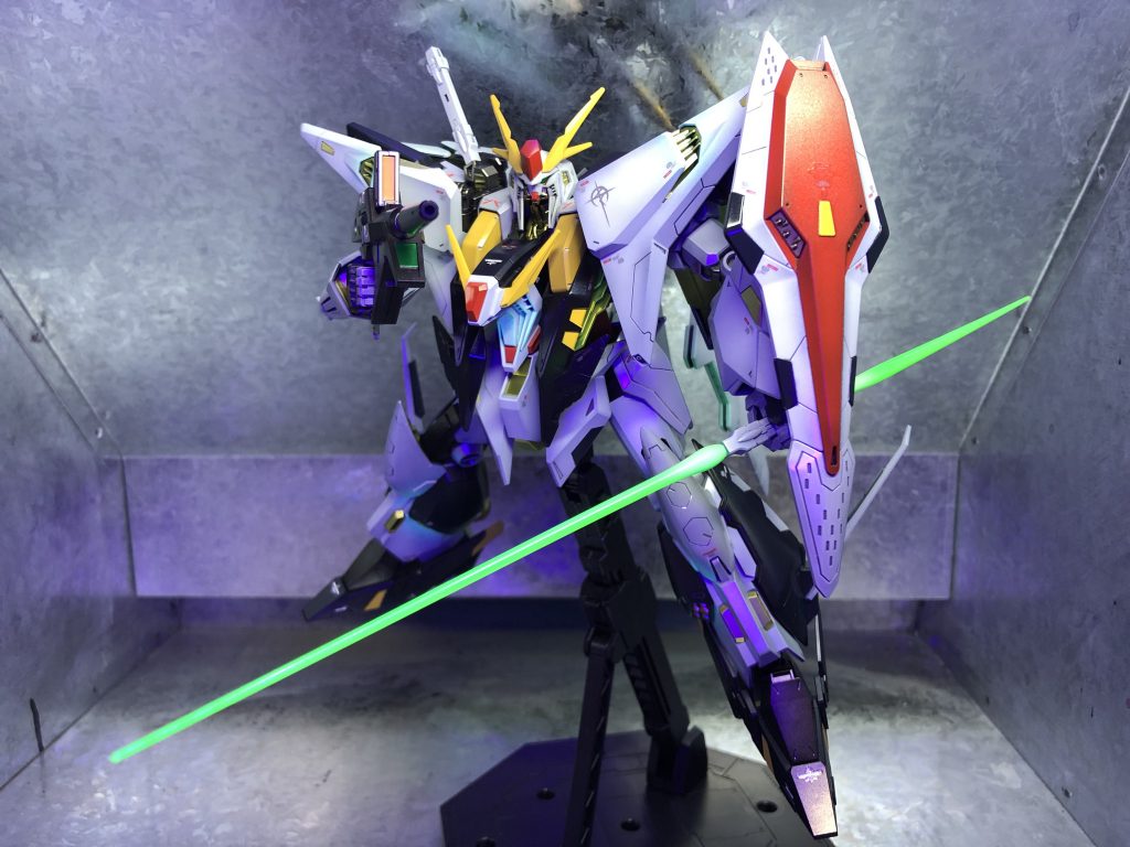 劇中のシールドでビームの直撃を防いでからの、抜刀シーンサーベルはパールシルバーと蛍光グリーンで塗装しています。