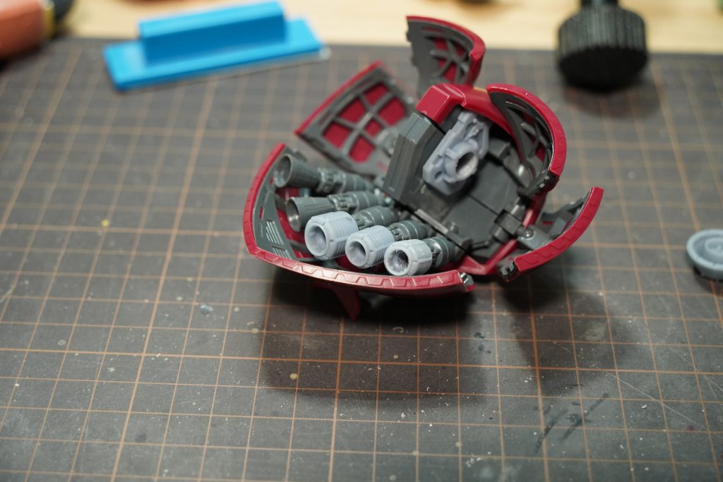 Hi-vの股関節を移植する為のジョイント。スラスターも自作へ変更。