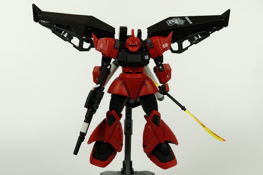 正面から。胴と脚が伸びているのでスマートに見えます。