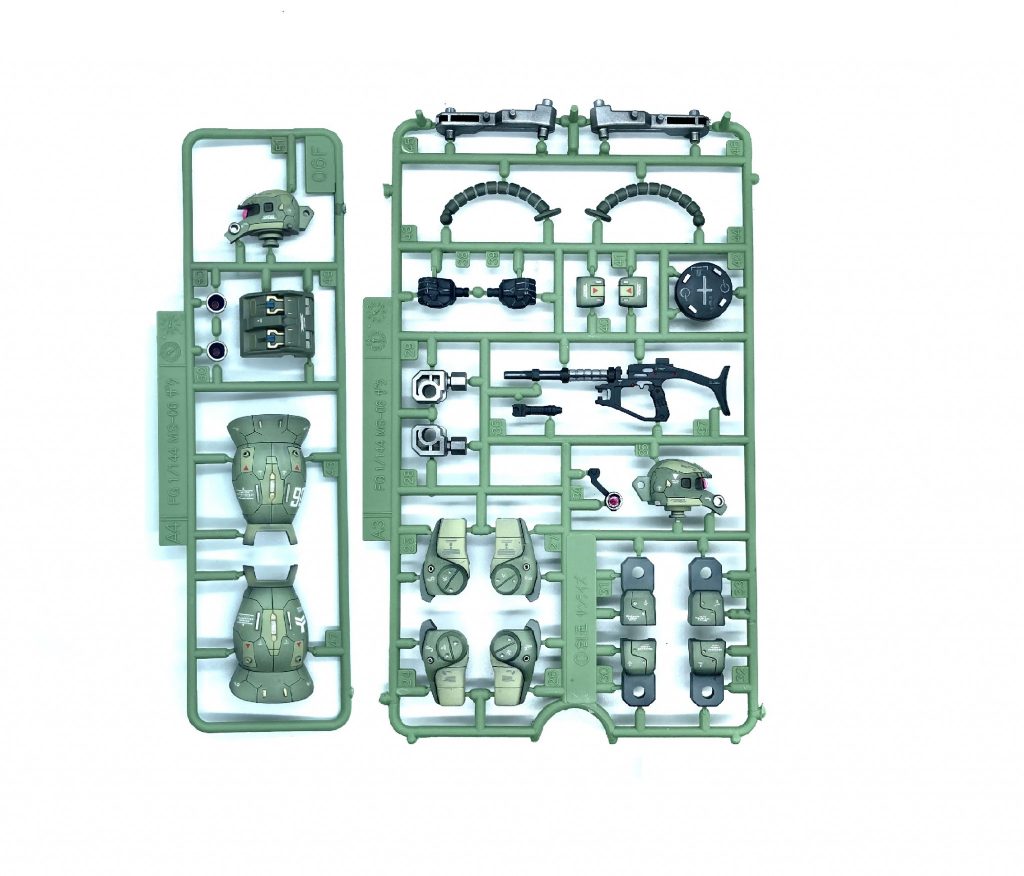 ヘッド部分のモノアイは100均のキラキラストーンシールを使用。ただし顔が真っ二つになっている為ストーンシールも２つに割って取り付け。仕上げにレジン液を付けて硬化。